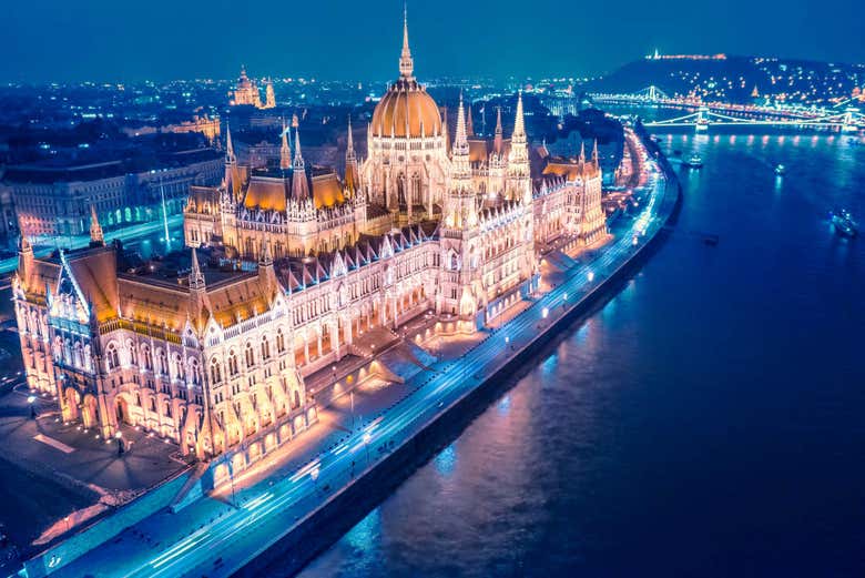 Admire the Budapest Parliament lit up