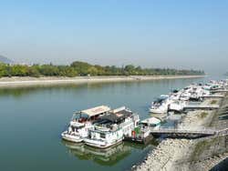 Accommodation in Budapest: Boats in the Danube river