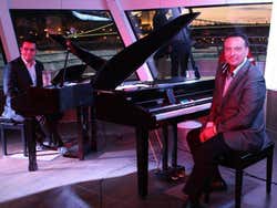 Pianists of an evening cruise with dinner